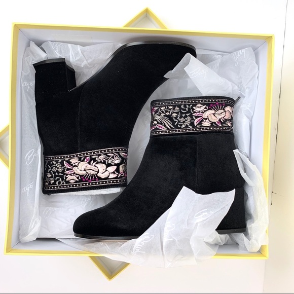 Bettye Sybil Black Velvet Embroidery Bootie Size 6 - Picture 3 of 8